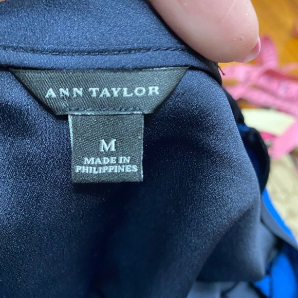 Ann Taylor M Light Weight Top with Layered Back - Picture 7 of 9